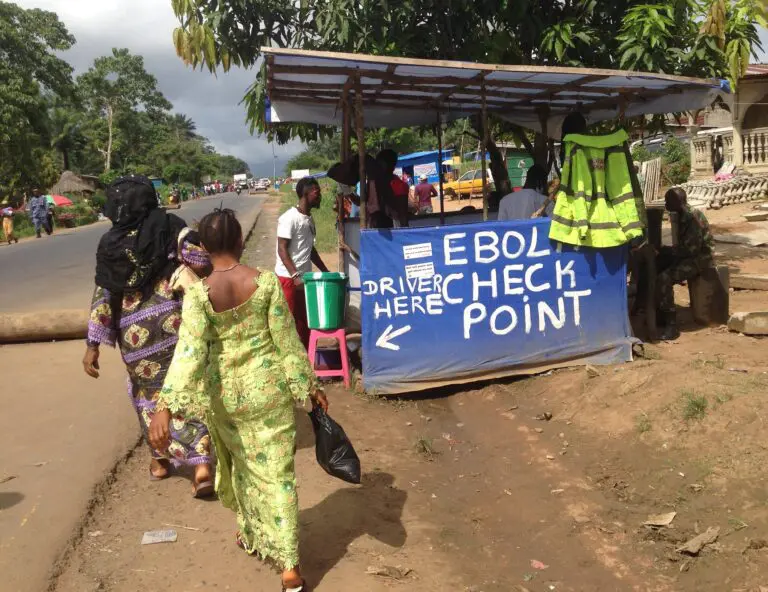 Combler les manques, en payer le prix : ce que la Sierra Leone nous apprend de l’effet d’une épidémie sur la fiscalité locale, les services publics et les pauvres