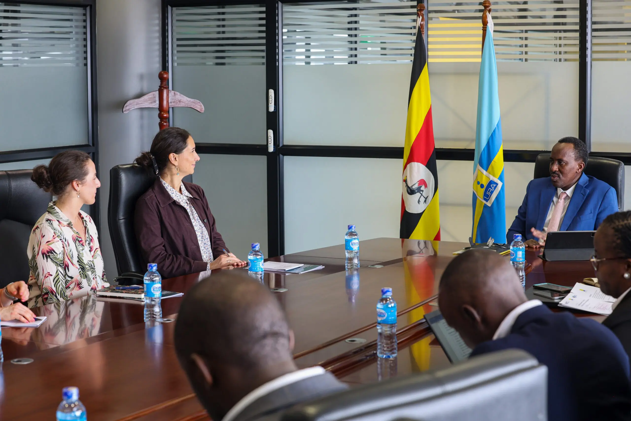Giulia Mascagni et Adrienne Lees, de l'ICTD, en réunion avec le commissaire général de l'URA, John R. Musinguzi.