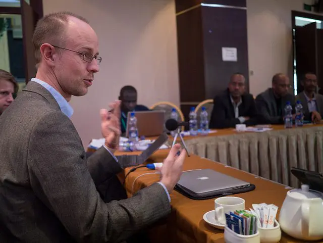 Wilson Prichard s'exprimant lors d'une table ronde