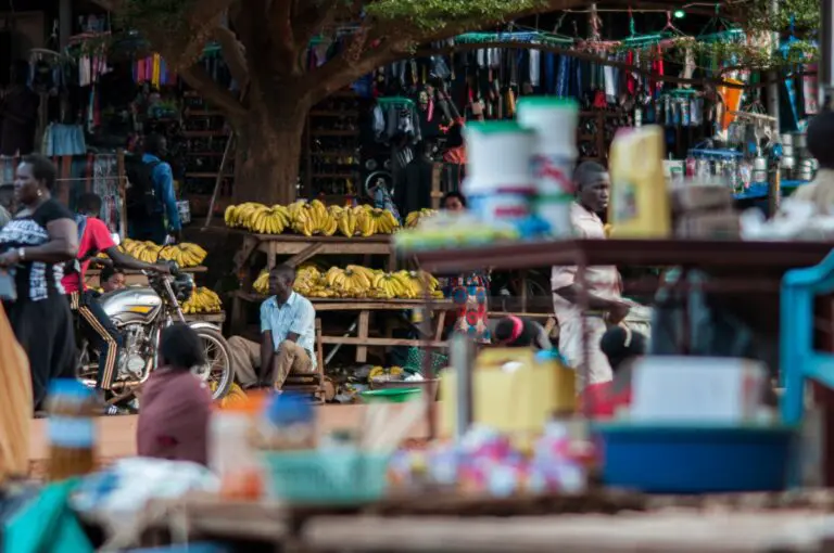 Marché de rue avec des étals de bananes et des commerçants