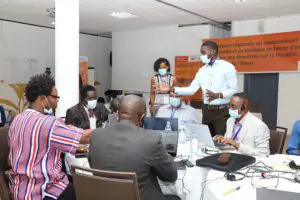 Participants masqués en discussion de groupe lors de la conférence régionale sur les droits d'accises sur le tabac