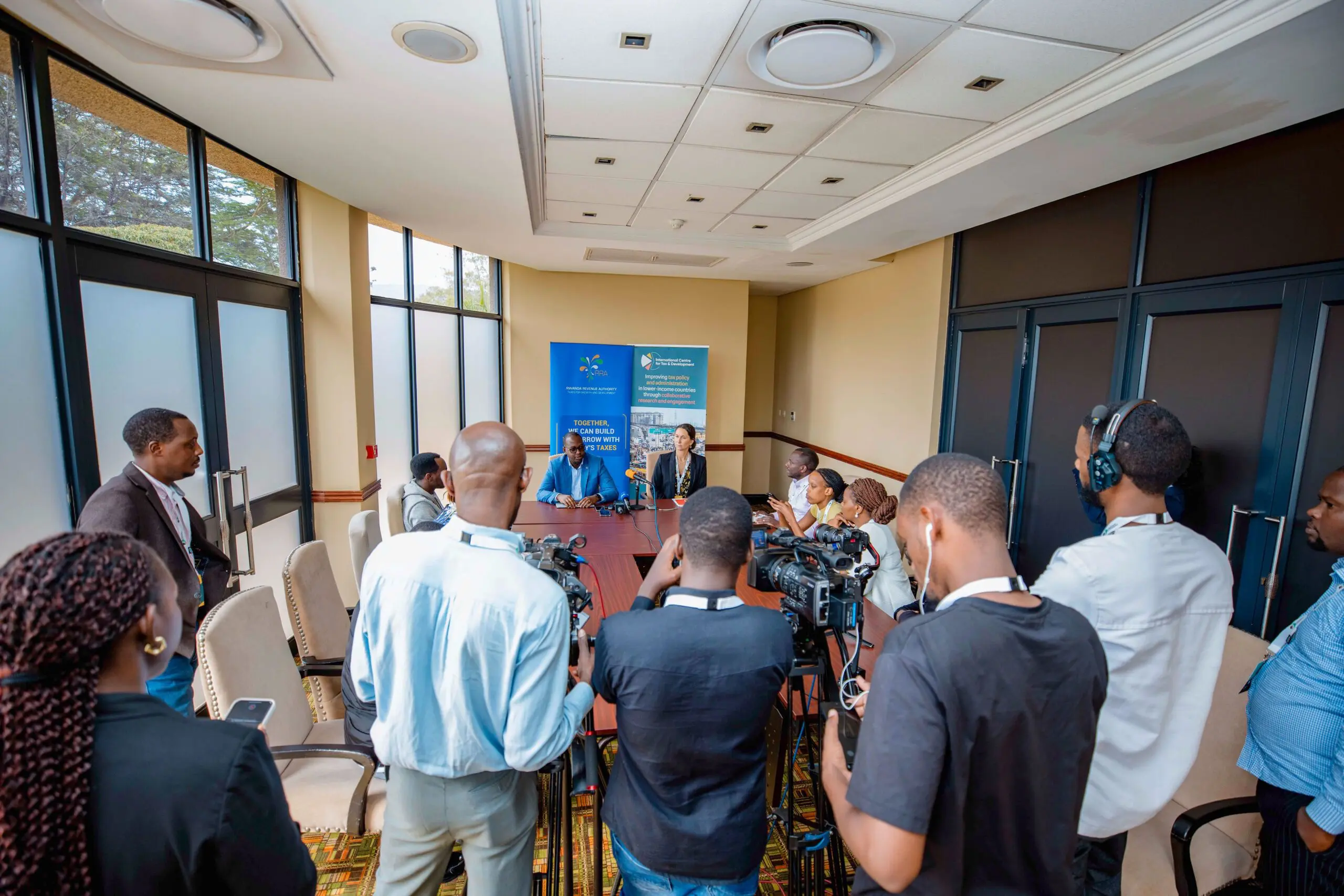 Giulia Mascagni aux côtés du commissaire général de la Rwanda Revenue Authority lors d'une conférence de presse conjointe