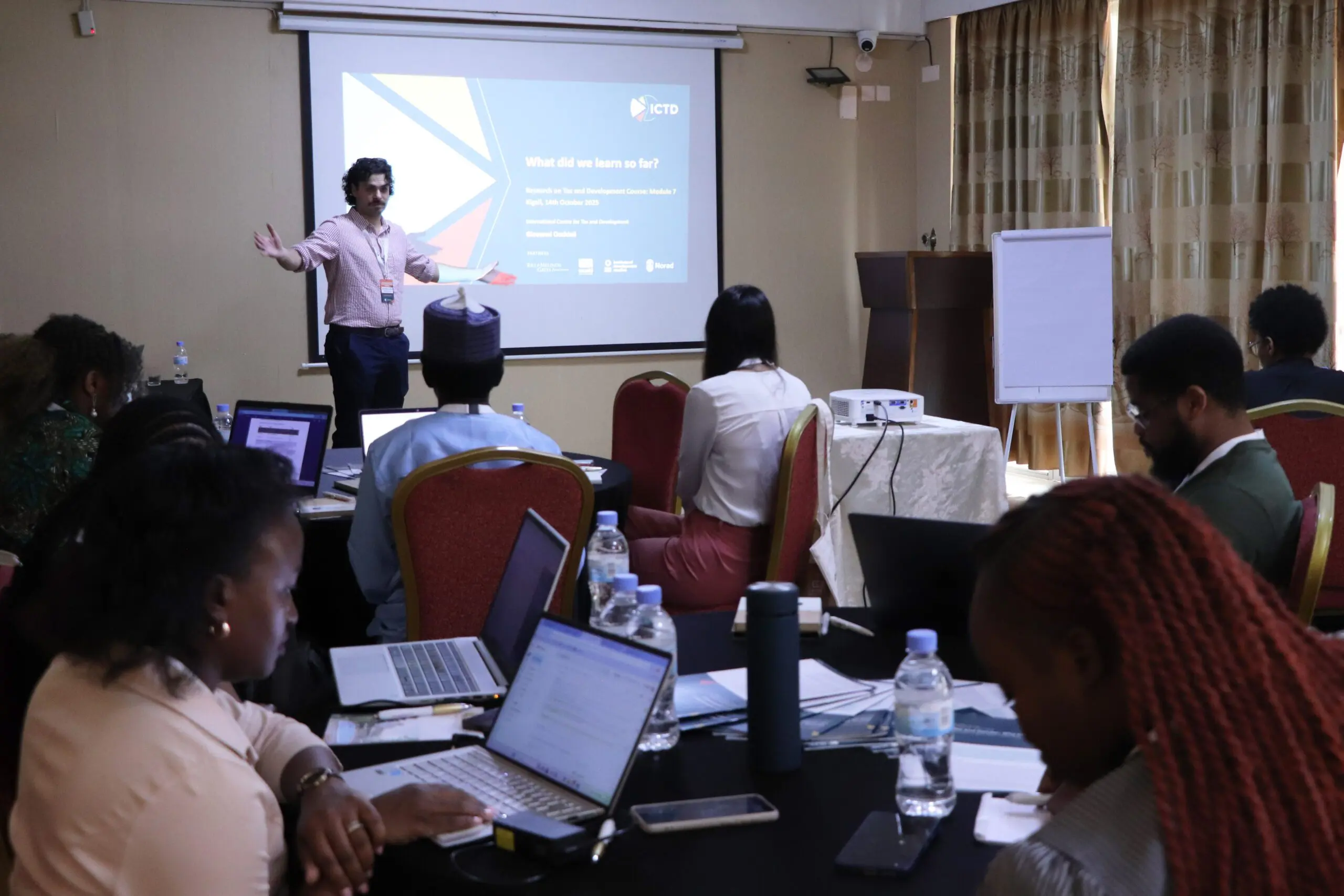 Renforcer les capacités de recherche pour des systèmes fiscaux plus justes : l'ICTD clôture son cours annuel à Kigali