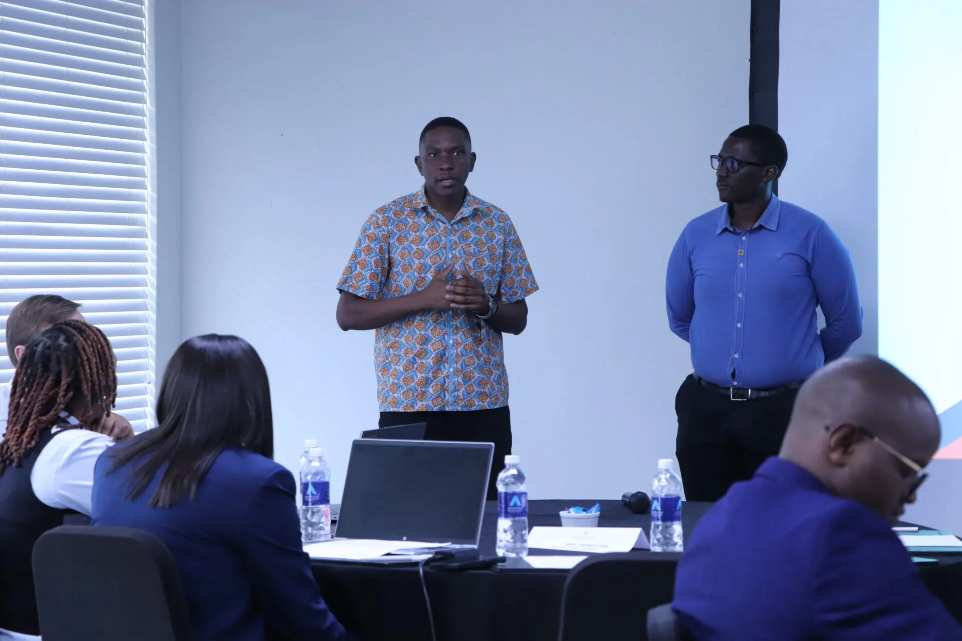Jonathan Msoni et Yande Musonda partageant leur expérience du cours avec les participants de cette année.