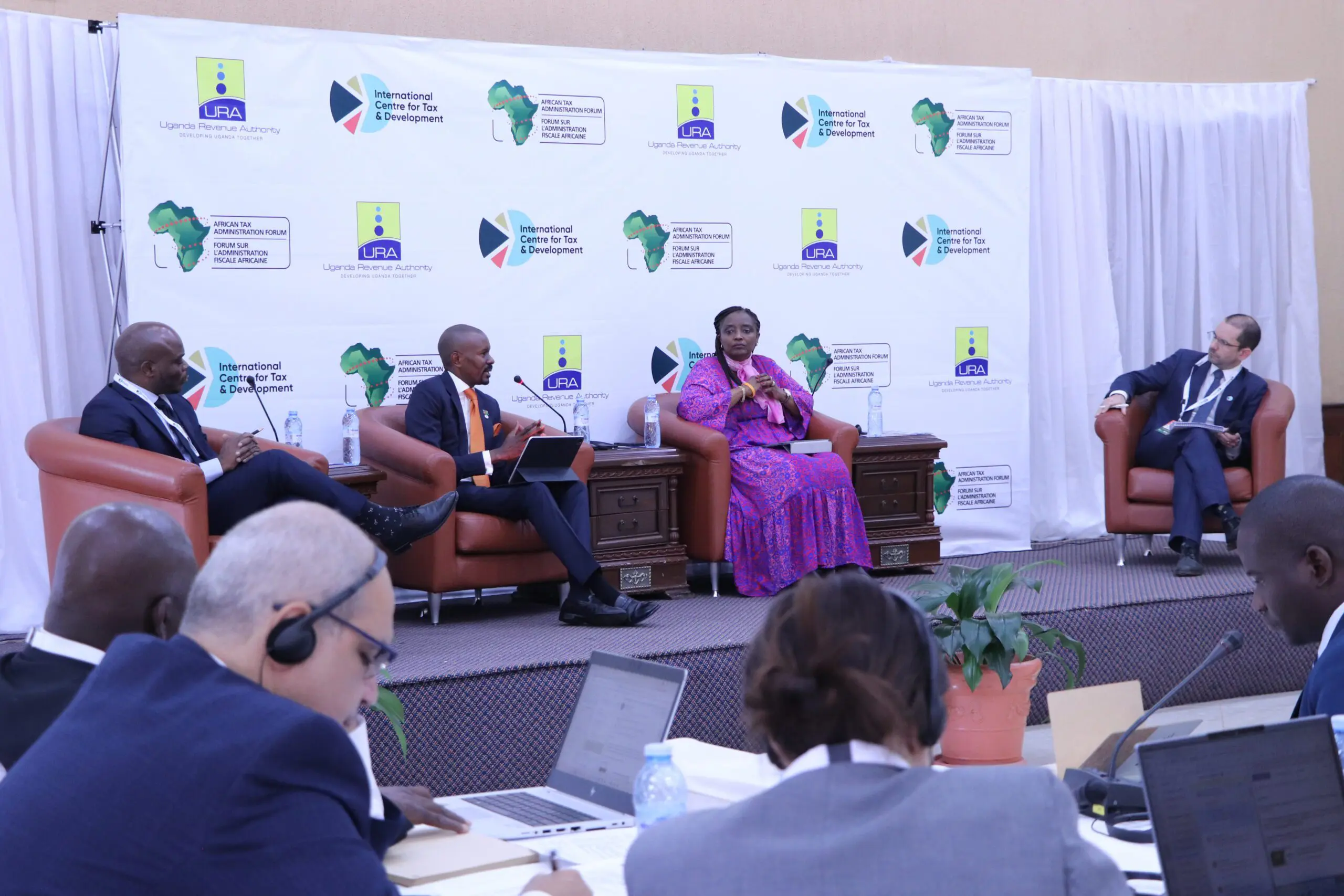 La table ronde de haut niveau sur les dynamiques stratégiques et politiques de l'imposition des particuliers fortunés, présidée par Martin Hearson, avec Mary Baine, Sam Shivute (commissaire de la Namibia Revenue Agency) et Henry Ngutwa (commissaire général adjoint de la Malawi Revenue Authority)