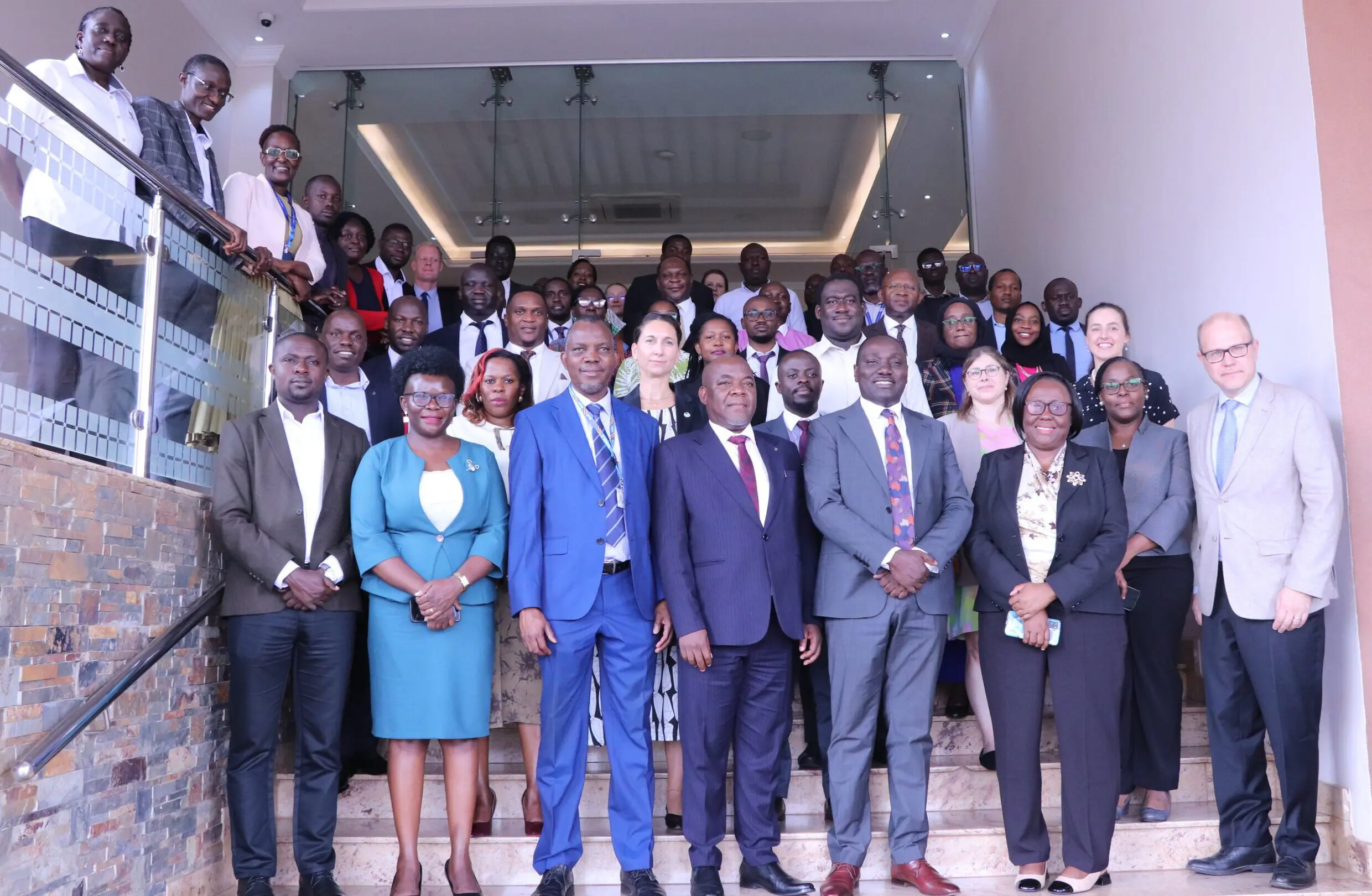 Photo de groupe de tous les participants à la Journée de la recherche de l'URA, organisée par l'URA avec le soutien de l'ICTD et de l'UNU-WIDER.