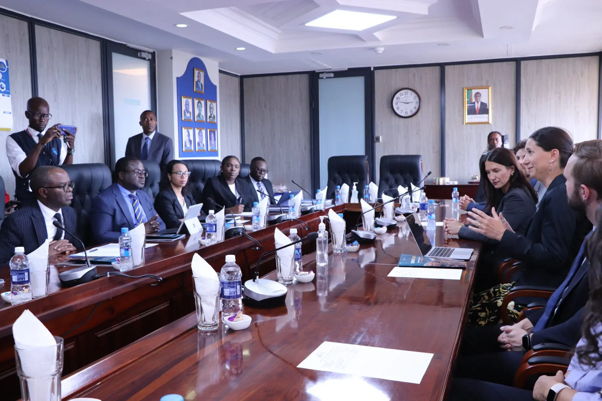 Les délégations de l'ICTD et de la ZRA dans les bureaux de la ZRA à Lusaka pour la signature du protocole d'accord de partenariat