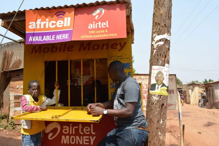 Qu'avons-nous appris sur la taxation de l'argent mobile en Afrique ? Martin Hearson et Awa Diouf partagent les enseignements du programme de recherche DIGITAX